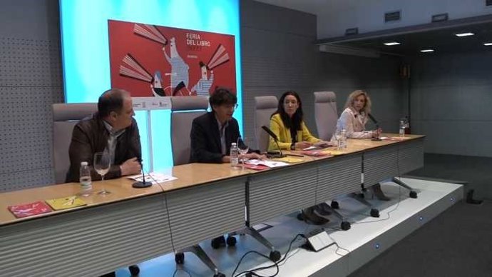 En el centro de la imagen el presidente de la Asociación Provincial de Libreros de Burgos, Álvaro Manso, junto a representantes de las entidades colaboradoras.