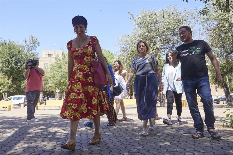 La candidata por Cádiz de Adelante Andalucía, Teresa Rodriguez, junto al resto de los cabezas de lista de la coalición, en una imagen de 17 de mayo en Sevilla.