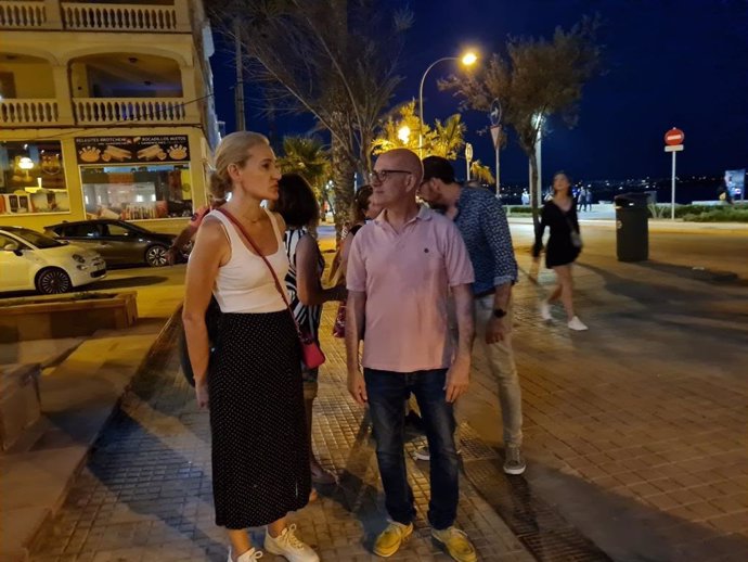 La portavoz del Grupo municipal de Ciudadanos (Cs) en el Ayuntamiento de Palma, Eva Pomar, visita Playa de Palma.