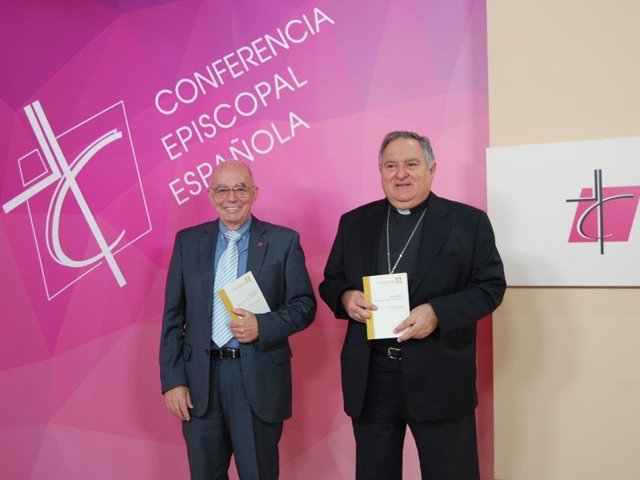 El obispo de Canarias, José Mazuelos, y el presidente del Movimiento Vida Ascendente, Álvaro Medina.