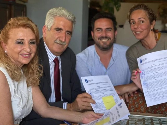 Rocío Carrasco, feliz en la firma del convenio con los responsables del ayuntamiento de Chipiona para la apertura del Museo de Rocío Jurado