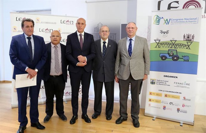 El alcalde de León, José Antonio Diez, -en el centro- encabeza la presentación del XV Congreso Nacional de Regantes.