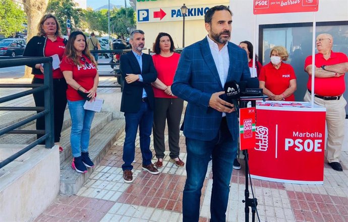 El secretario general del PSOE, Daniel Pérez, atiende a los medios de comunicación junto a otros candidatos y dirigentes socialistas en Marbella (Málaga).