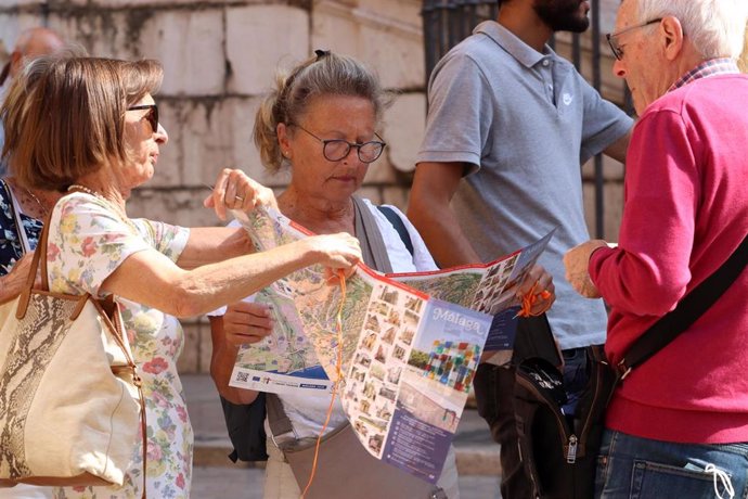 Archivo - Varios turistas pasean por la calles de Málaga.