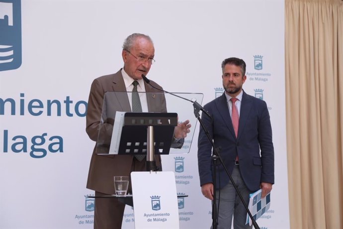 El alcalde de Málaga, Francisco de la Torre, junto con el concejal de Economía y Hacienda en el Ayuntamiento de Málaga, Carlos Conde, en rueda de prensa en el Ayuntamiento