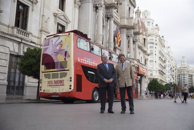 El vicepresidente , Vicente Boluda, y el presidente ejecutivo, Javier Quesada, de la Fundación Premios Rey Jaume I durante la 34ª edición de los Premios Rei Jaume I