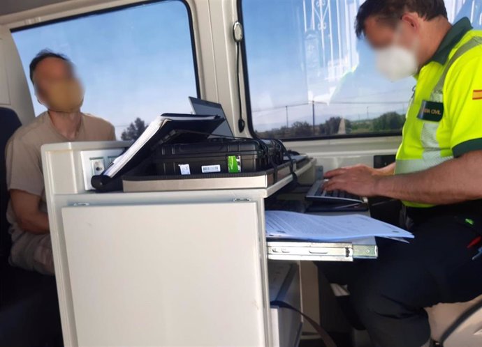 Imagen del conductor, en la furgoneta de Atestados de la Guardia Civil