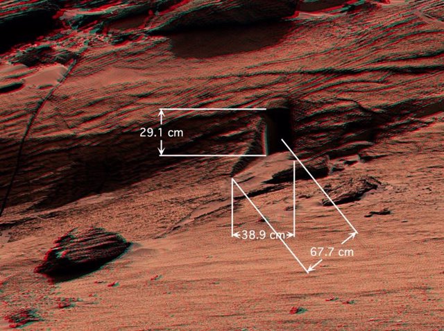 Dimensiones de la 'puerta de perro' descubierta en Marte