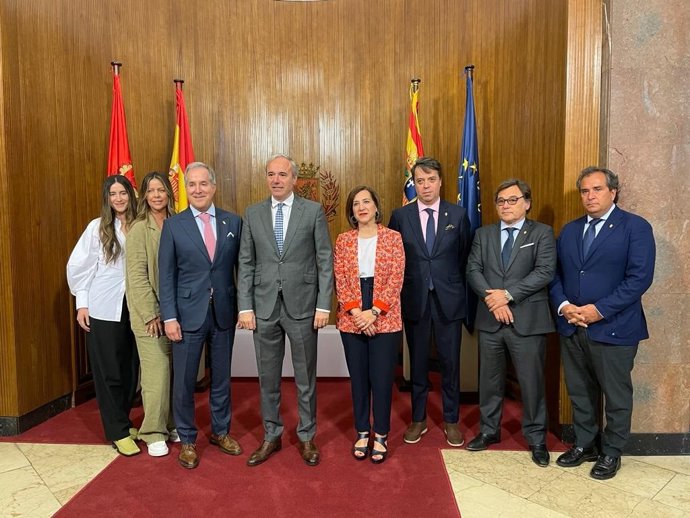 El alcalde de Zaragoza, Jorge Azcón, junto a la vicealcaldesa de Zaragoza, Sara Fernández, ha recibido al futuro presidente del Real Zaragoza, Jorge Mas Santos, quien ha acudido acompañado del nuevo director general del Real Zaragoza, Raúl Sanllehí