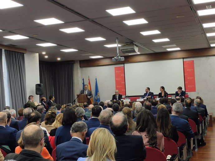 Toma de posesión de Carlos Paniceres como presidente de la Cámara de Comercio de Oviedo.