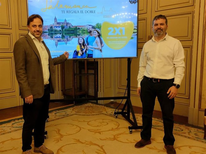 El cocnejal de Turismo de Salamanca, Fernando Castaño (i), junto al responsable de la plataforma Vitorsalamanca.com, Ricardo Criado, en la presentación del balance de la iniciativa