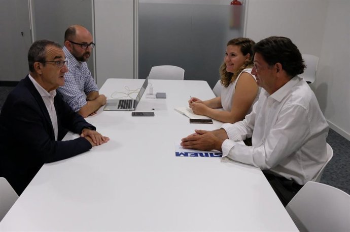 El vicepresidente del Govern y conseller, Juan Pedro Yllanes, junto al director general de Transición Energética y Cambio Climático, Pep Malagrava, se reúne con el presidente y la vicepresidenta de Asinem, Javier Piña y Neus Sastre.
