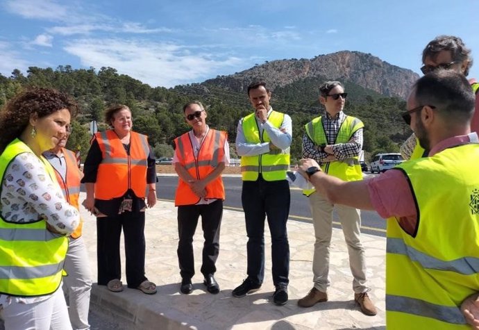 Archivo - La presidenta del Consell de Mallorca, Catalina Cladera, y el conseller de Movilidad e Infraestructuras, Iván Sevillano en la visita a una de las obras.