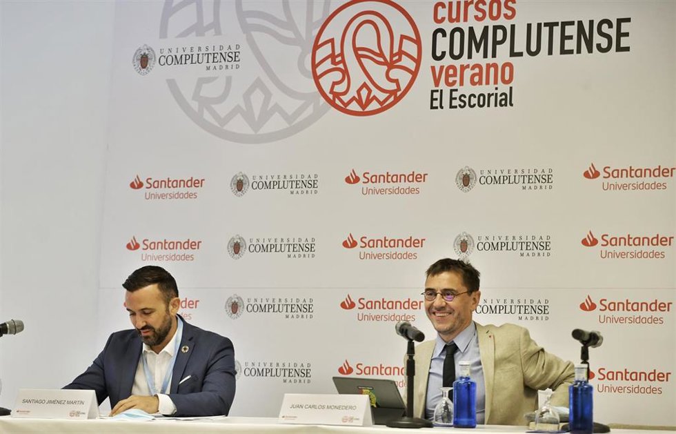 Archivo - El diplomático Santiago Jiménez Martín, junto al politólogo y cofundador de Podemos Juan Carlos Monedero.
