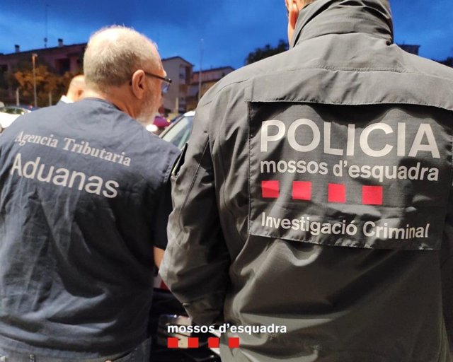 Agents dels Mossos d'Esquadra i la Unitat de Vigilància Duanera de l'Agència Tributària