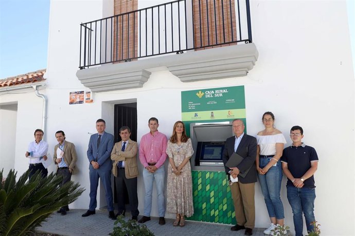 La delegada de Hacienda de la Diputación de Córdoba, Felisa Cañete, visita el nuevo cajero instalado en Conquista.