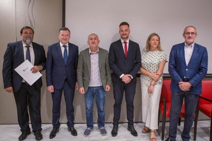 I-D: Francisco Caamaño (Osur); Ángel Simón (Agbar); José María Álvarez (UGT); Felipe Campos (Aigües de Barcelona); Natalia Peiro (Cáritas) y Antoni Bruel (Cruz Roja)