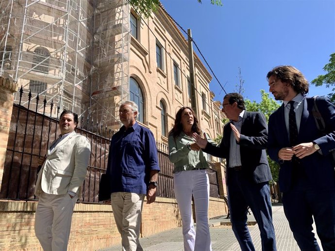 La secretaria general del Partido Popular de Andalucía y candidata número uno del PP por la provincia de Huelva a las elecciones andaluzas del 19J, Loles López, durante una visita este martes  al IES La Rábida de Huelva.