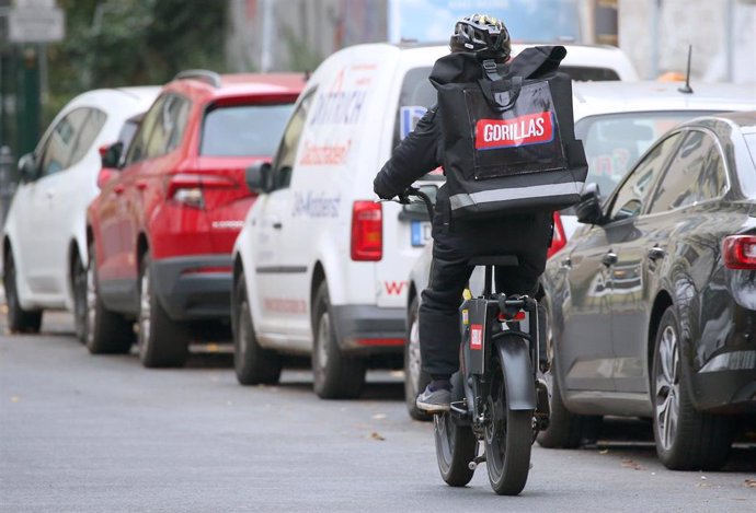Archivo - 17 November 2021, Berlin: An employee of the food delivery service Gorillas cycles through the streets of the capital. An election to the works council at fast-growing Berlin grocery start-up Gorillas can take place next week as planned, accor