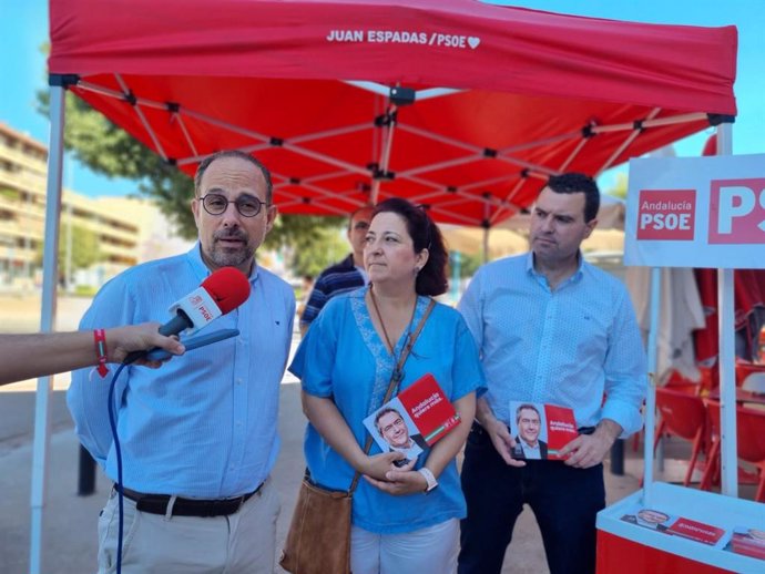 Ruiz Sánchez interviene, junto a Moya (centro) y Mármol (dcha.)