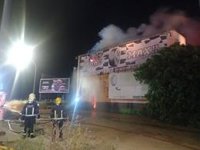 Comienzan las investigaciones sobre las causas del incendio en la nave de neumáticos en Albacete