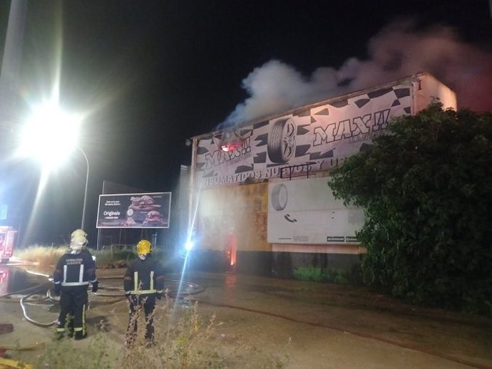Incendio en una nave de neumáticos de Albacete.