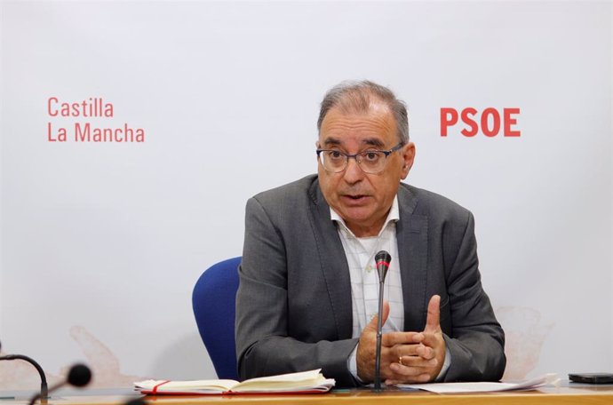 El presidente del Grupo Parlamentario Socialista, Fernando Mora, en rueda de prensa