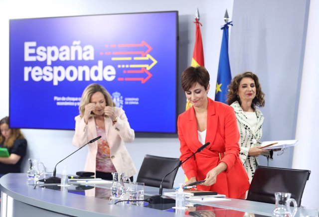 (I-D) La ministra Portavoz, Isabel Rodríguez; la ministra de Hacienda, María Jesús Montero y la ministra de Economía, Nadia Calviño,  en el Complejo de la Moncloa, a 24 de mayo de 2022, en Madrid (España). 