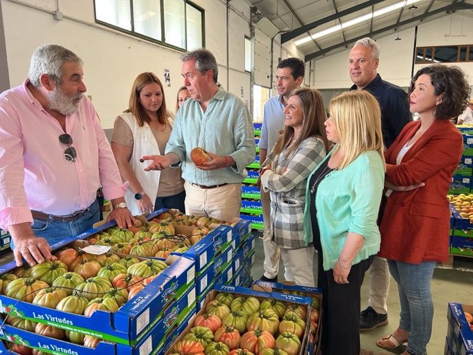 Juan Espadas e Irene García en la cooperativa de Conil.