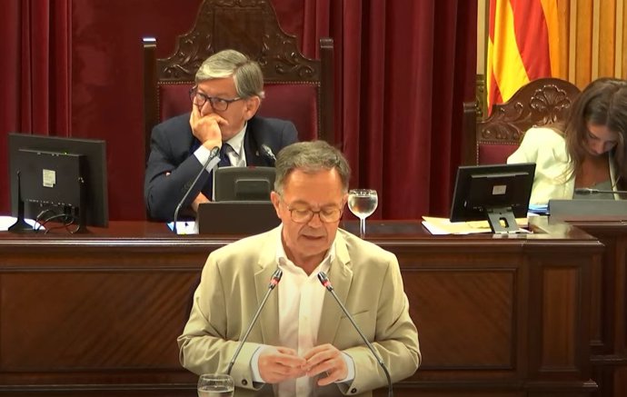 El conseller de Movilidad y Vivienda, Josep Marí, en el Parlament este martes.