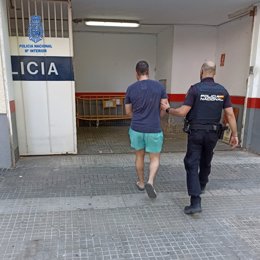 El detenido, conducido por un agente a dependencias policiales.