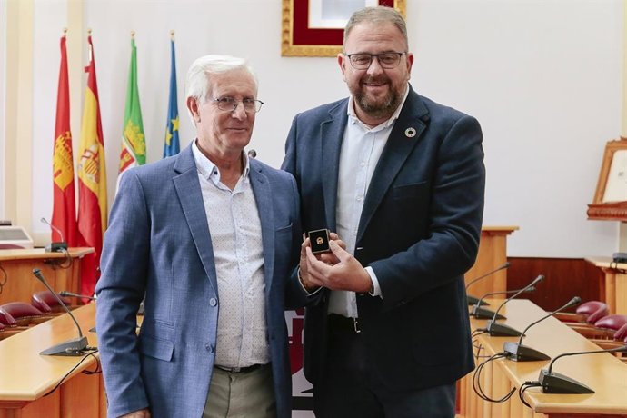 El alcalde de Mérida, Antonio Rodríguez Osuna, entrega a Alfonso Carvajal el Escudo de la Ciudad en su jubilación