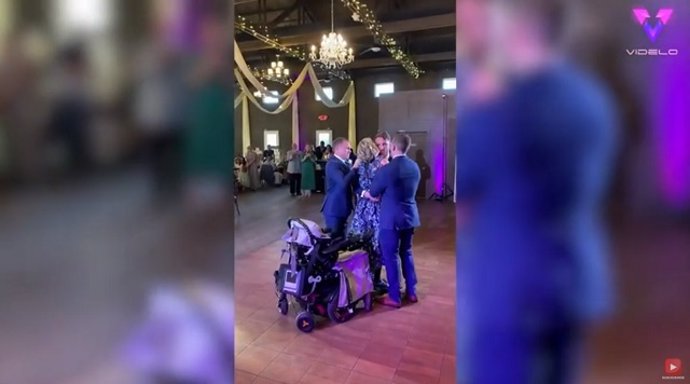 El novio saca a su madre discapacitada a bailar la noche de su boda
