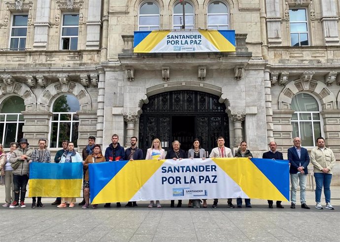 Santander celebra un minuto de silencio por los tres meses de guerra en Ucrania desde el inicio de la invasión