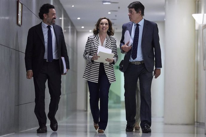 La secretaria general del Partido Popular y portavoz del Grupo Parlamentario Popular en el Congreso, Cuca Gamarra (c), llega a una rueda de prensa posterior a una Junta de Portavoces, en el Congreso