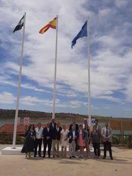 Foto de familia de la recepción de las banderas azules 2022 por parte de las playas extremeñas