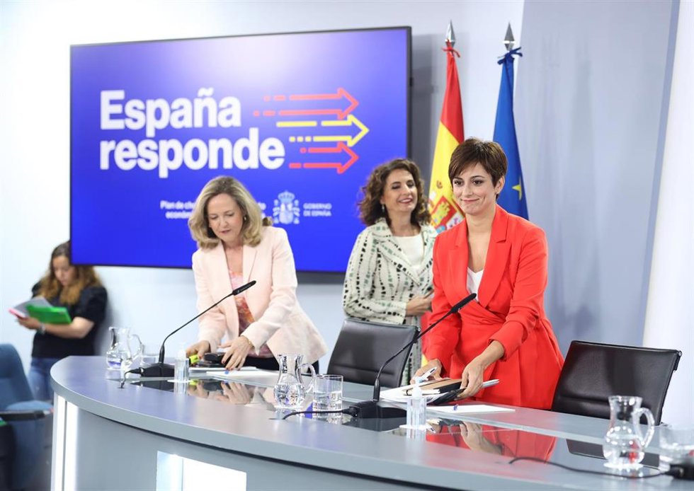 La ministra portavoz, Isabel Rodríguez; la ministra de Hacienda y Función Pública, María Jesús Montero y la vicepresidenta primera y ministra de Asuntos Económicos y Transformación Digital, Nadia Calviño, este martes.