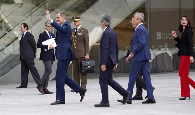  El Rey Felipe VI, a su llegada a la nueva Ciudad de la Justicia de Vigo, junto al presidente del CGPJ, Carlos Lesmes; el presidente de la Xunta, Alfonso Rueda; y la ministra de Justicia, Pilar Llop.