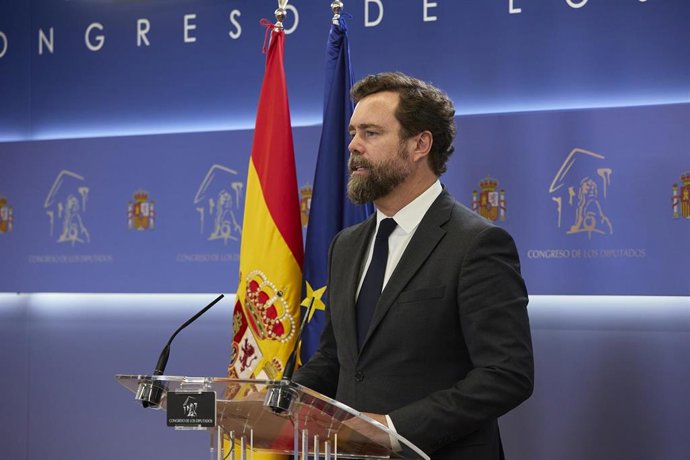 El portavoz parlamentario de Vox, Iván Espinosa de los Monteros, interviene en una rueda de prensa posterior a una Junta de Portavoces