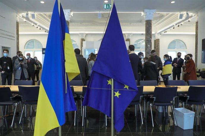 Archivo - 17 March 2022, Belgium, Brussels: The flags of the EU and Ukraine are seen during the inauguration of the Center for Ukrainian Civil Society, near the European Parliament, in Brussels.  Photo: Nicolas Maeterlinck/BELGA/dpa