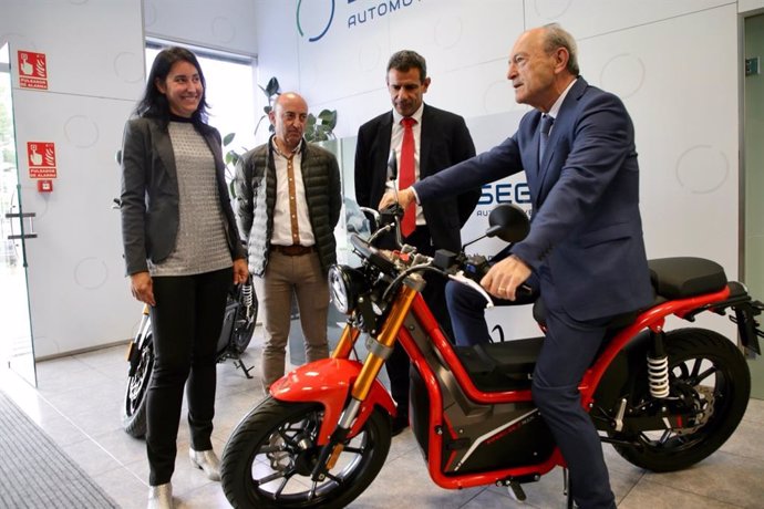 Marcano, en una moto, durante la visita a SEG para presentar un proyecto para la fabricación de motocicletas ligeras