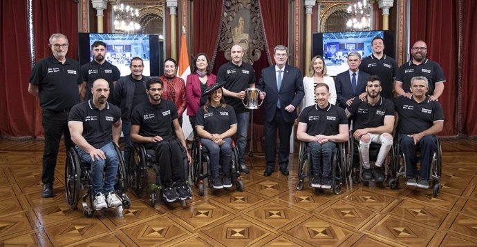 El alcalde de Bilbao, Juan Mari Aburto, recibe al Bidaideak Bilbao BSR tras proclamarse campeón de la Copa de Baloncesto en silla de ruedas.