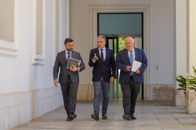 Los consejeros de Educación, Manuel Alejandro Cardenete, el consejero de la Presidencia y portavoz del Gobierno andaluz, Elías Bendodo, y el consejero de de Salud, Jesús Aguirre, este martes antes de iniciar la rueda de prensa del Consejo de Gobierno, 