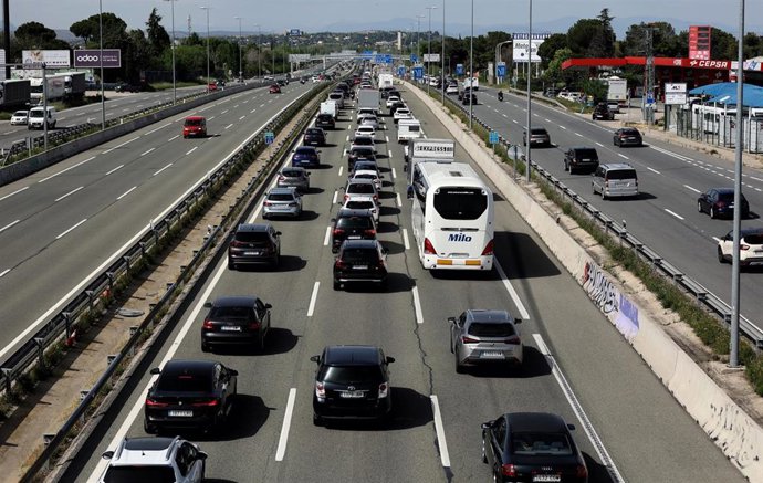 Retenciones en la A-1 el día que comienza la operación salida del puente de mayo 2022, a 29 de abril de 2022, en Madrid (España). La Dirección General de Tráfico (DGT) pone en marcha la 'Operación de Tráfico 1 de mayo', un dispositivo especial que arra
