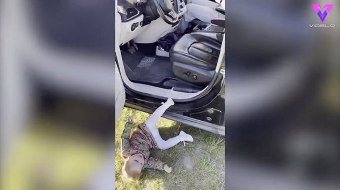 Esta niña intentó subirse en el coche por sí sola... ¡Pero salió mal!