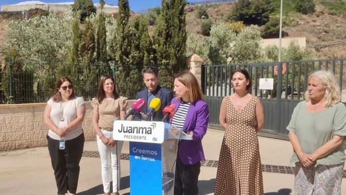 La número 2 del PP por Málaga al Parlamento de Andalucía el 19J, Patricia Navarro, atiende a los medios de comunicación junto a dirigentes 'populares' en Torrox (Málaga).