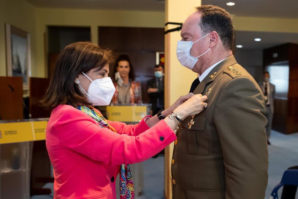 Condecoración al coronel José Carlos de Antonio por su coordinación para el envío de material a Ucrania