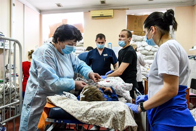 Archivo - March 18, 2022, Zaporizhzhia, Ukraine: Staff members attend to a child at the Zaporizhzhia Regional Children's Clinical Hospital where children who have sustained severe injuries during the shelling by Russian troops are being treated.