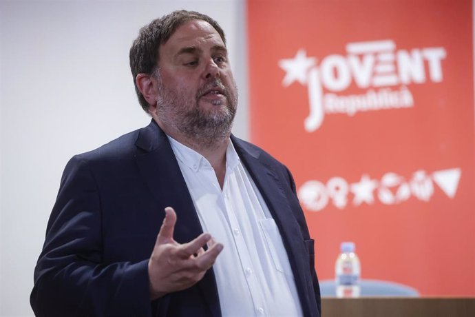 El presidente de Esquerra Republicana, Oriol Junqueras, pronuncia la charla 'Aproximació histrica a la repressió contra l'independentisme', en el Salón de actos de la Biblioteca Gregori Mayans del Campus de Tarongers de la Univesitat de Valencia, a 11 