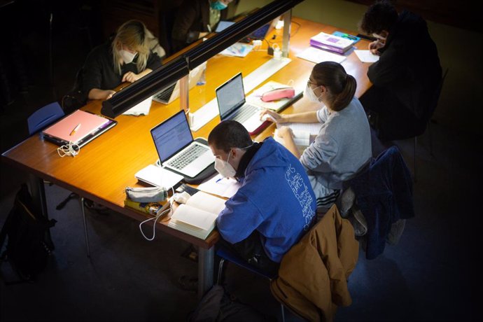 Archivo - Arxiu - Diverses persones en la sala d'estudis de la Facultat de Filologia i Comunicació Universitat de Barcelona, l'edifici central de la Universitat de Barcelona, a 10 de gener de 2022, a Barcelona, Catalunya, (Espanya).